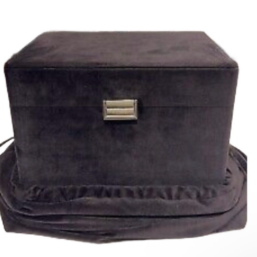 NWOT Lamer Beauty Jewelry/Makeup Box 10x8x8 Velvet storage satin lined bag.